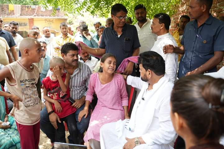गोंडा : राजा टोला हत्याकांड: सपा नेता ओमप्रकाश सिंह के परिजनों से मिलने पहुंचे बृजभूषण शरण सिंह, की आर्थिक मदद