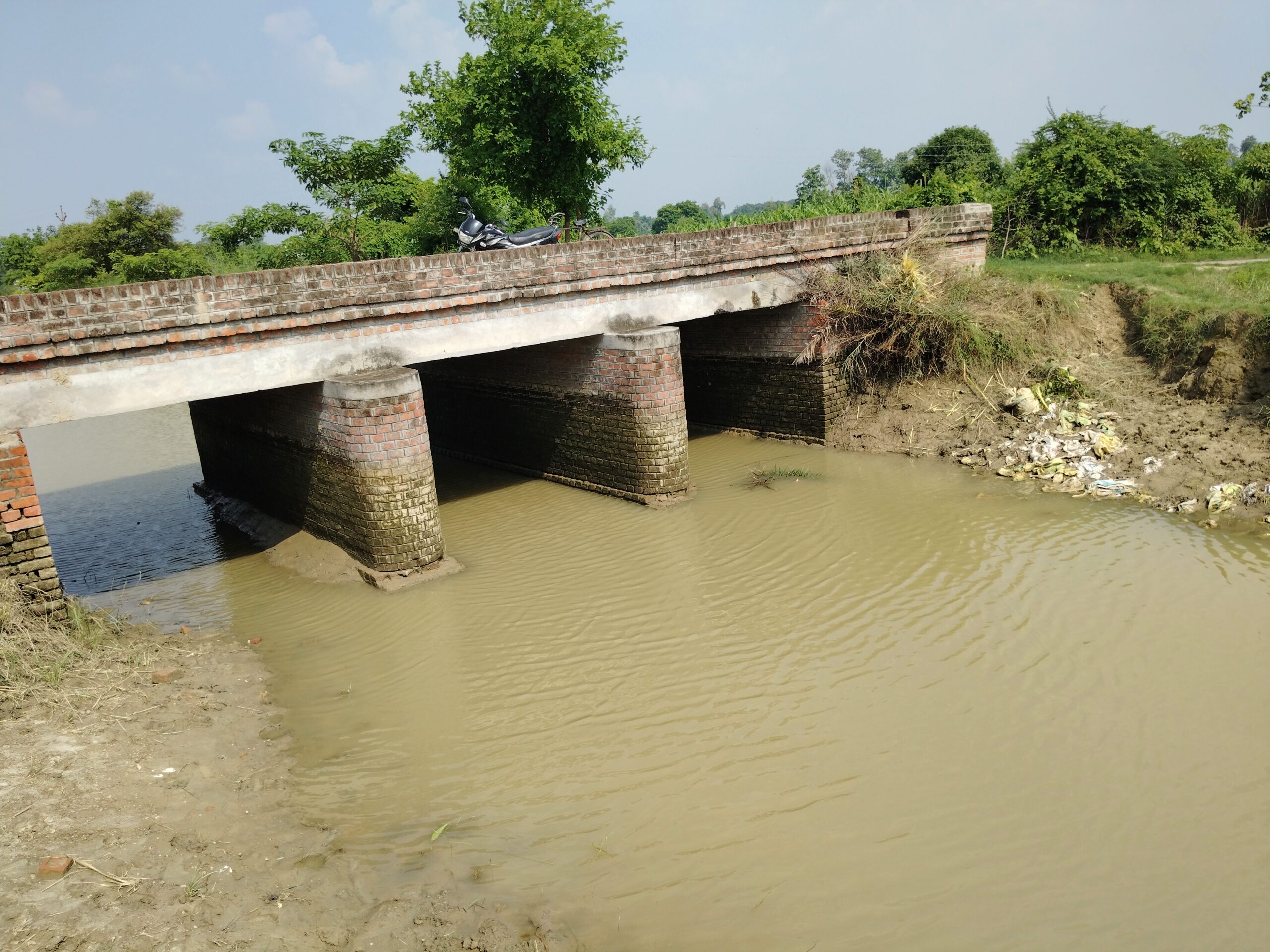 गोंडा : परसपुर में पानी की समस्या,नदियों में बाढ़, नहर में सूखा