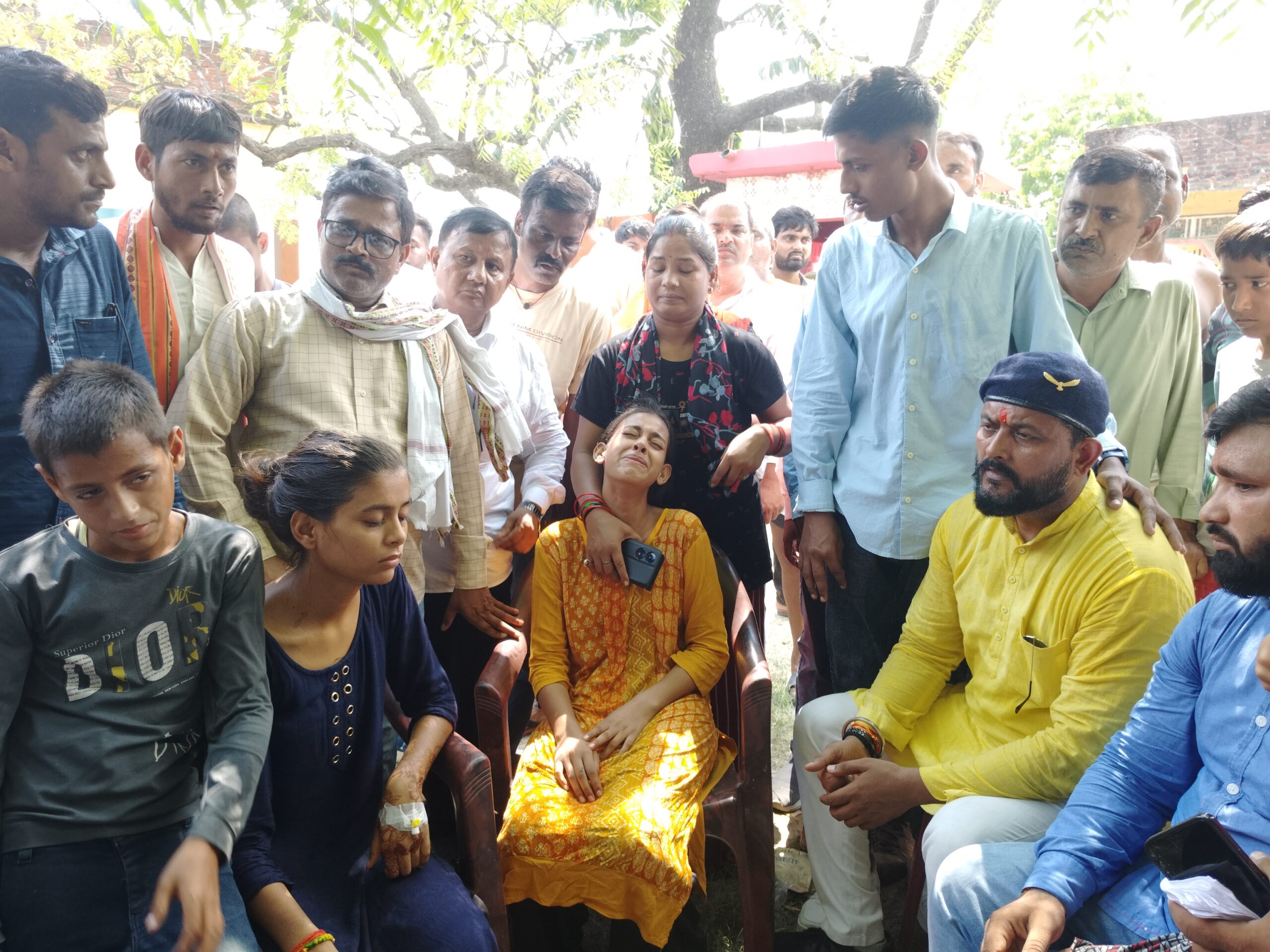 गोंडा : अवध केसरी सेना ने पीड़ित परिवार से मुलाकात कर ढांढस बंधाया
