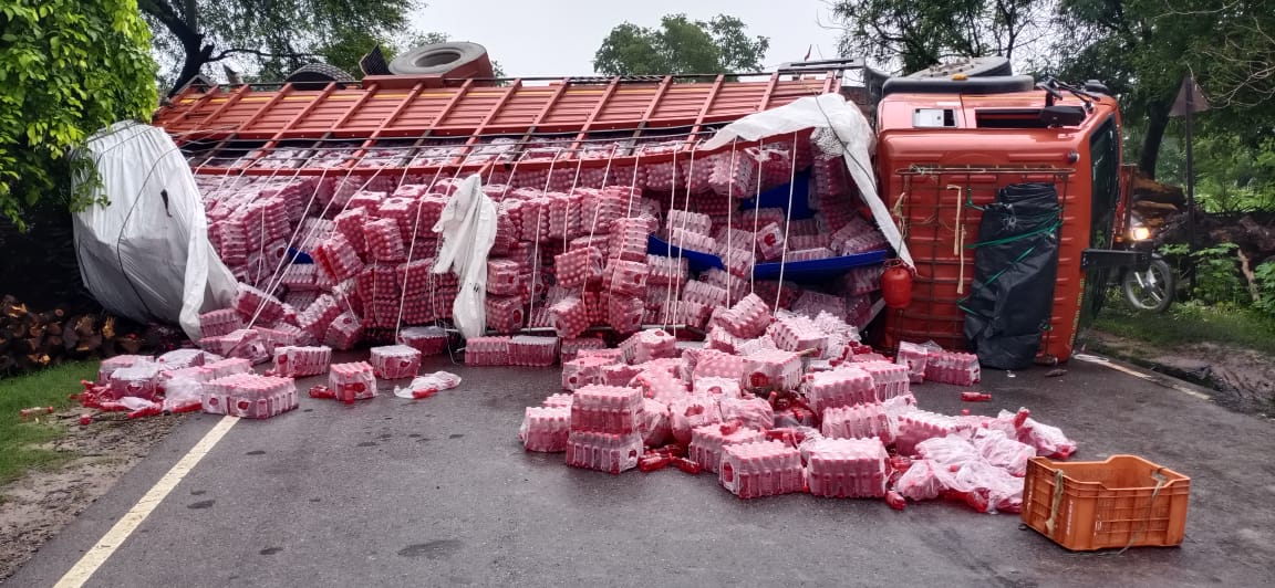 गोंडा : गोवंश को बचाने के प्रयास में कोल्ड ड्रिंक से भरा ट्रक पलटा, चार घंटे तक बाधित रहा यातायात