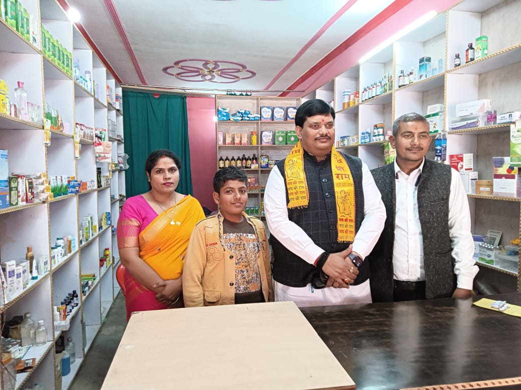 अर्निका मेडिकल स्टोर एंड क्लिनिक,गाजीपुर बलराम घैला रोड लखनऊ के संचालक श्री डी पी सिंह के द्वारा फ्री हेल्थ चेकअप और सभी प्रकार के डॉक्टर उपलब्ध कराते हुए फ्री दवा वितरण का भी किया गया