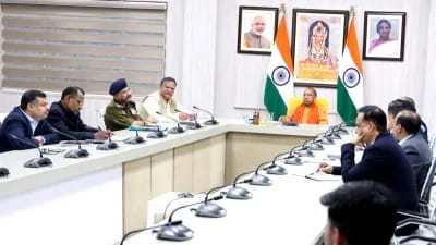 सीएम योगी ने ट्रैफिक,पार्किंग और अफवाहों को लेकर दिए सख्त निर्देश,कहा-सड़कों पर न लगे वाहनों की कतारें,मेला क्षेत्र में अनाधिकृत वाहनों का प्रवेश वर्जित