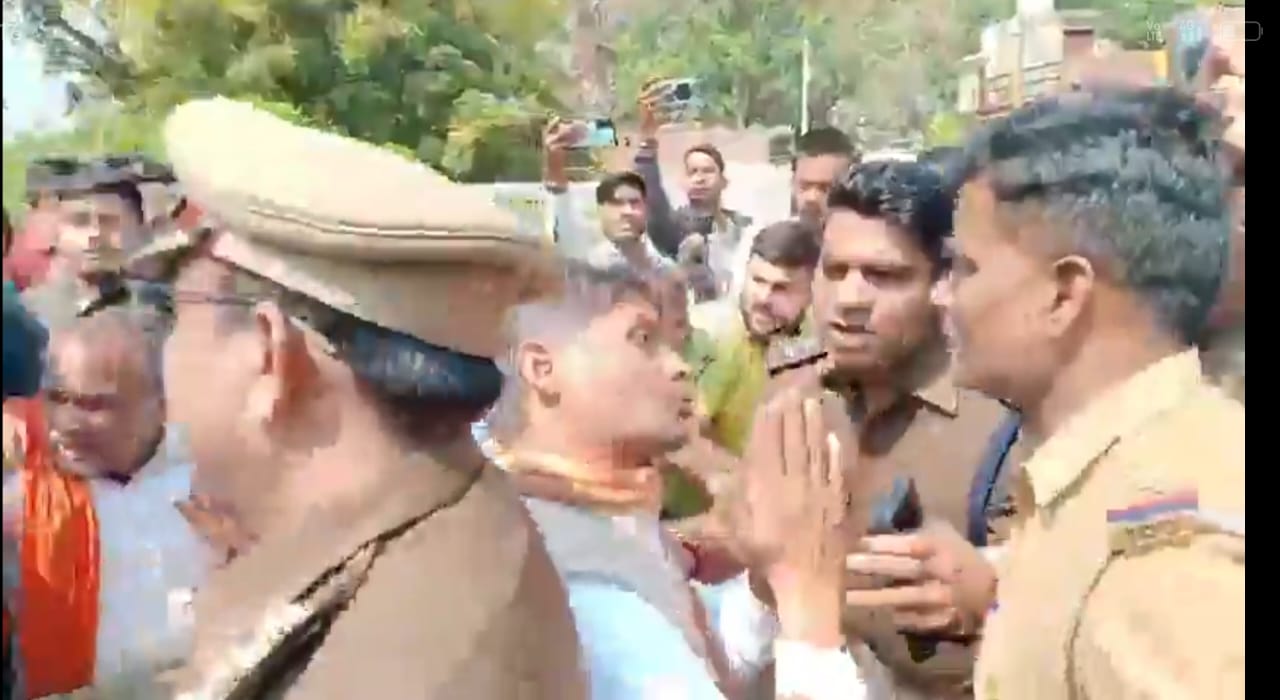 सीतापुर में पत्रकार हत्याकांड, हाईवे पर प्रदर्शन की कोशिश, परिजनों और प्रशासन में झड़प