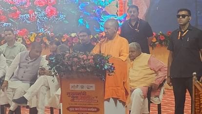 सीएम योगी ने अखिलेश यादव पर कसा तंज,कहा-प्रदेश का मुखिया 12 बजे सोकर उठता था तो विकास कहां से होता