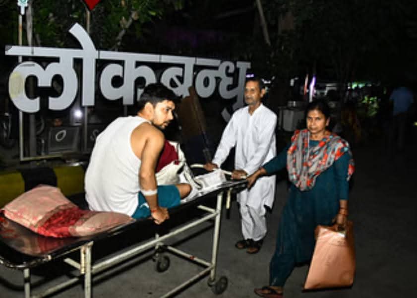 नीरज मिश्रालखनऊ के लोकबंधु अस्पताल में भीषण आग से एक की मौत लगभग 500 मरीज थे भर्ती ।आग दूसरे तल पर स्थित आईसीयू वार्ड में लगी थी वार्ड में तब करीब 25 मरीज भर्ती थे इससे पहले की मरीज और तीमारदार कुछ समझ पाते आग ने विकराल रूप ले लिया
