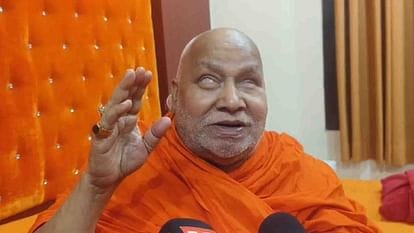 पहलगाम आतंकी हमले पर गरजे रामभद्राचार्य,कहा- सीधा उत्तर सर्जिकल स्ट्राइक होना चाहिए