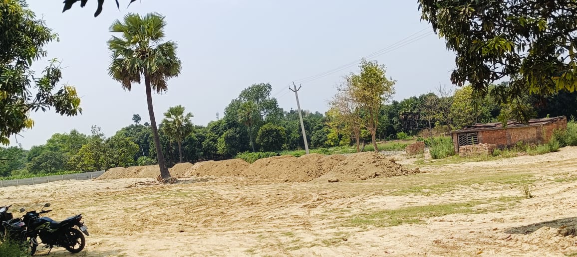 लखनऊ अवैध खनन माफियाओं का बोल बाला सदर तहसील के बंसीगढी तथा मलिहाबाद तहसील के फतेहनगर में सरकारी वर्क आर्डर लेकर बेंच रहें हैं प्राईवेट मिट्टी |