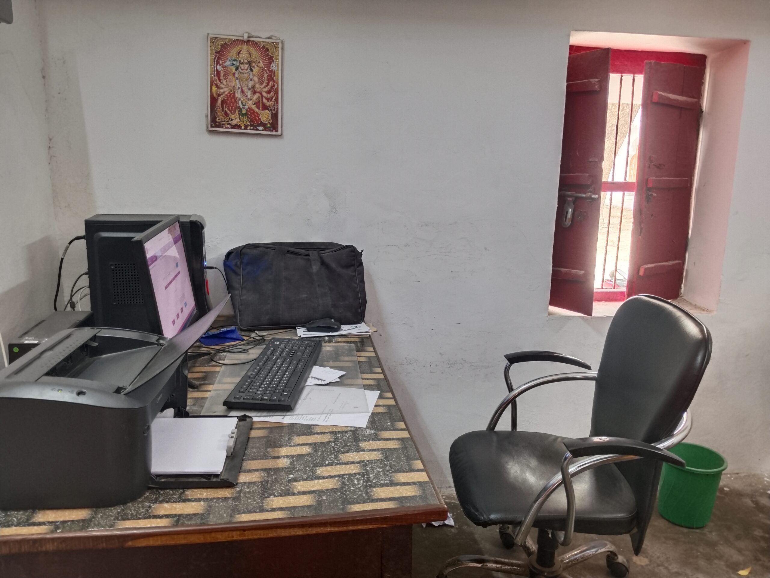 गोंडा: परसपुर उपडाकघर में उप डाकपाल न होने से ठप पड़ी सेवाएं