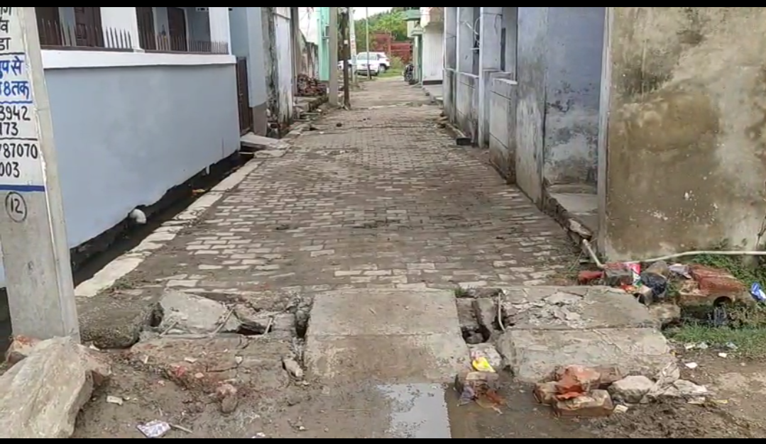 गोंडा : बड़गांव में रेलवे परिसर का अवैध रास्ता बना सिरदर्द, नालियों में भर रहा कीचड़