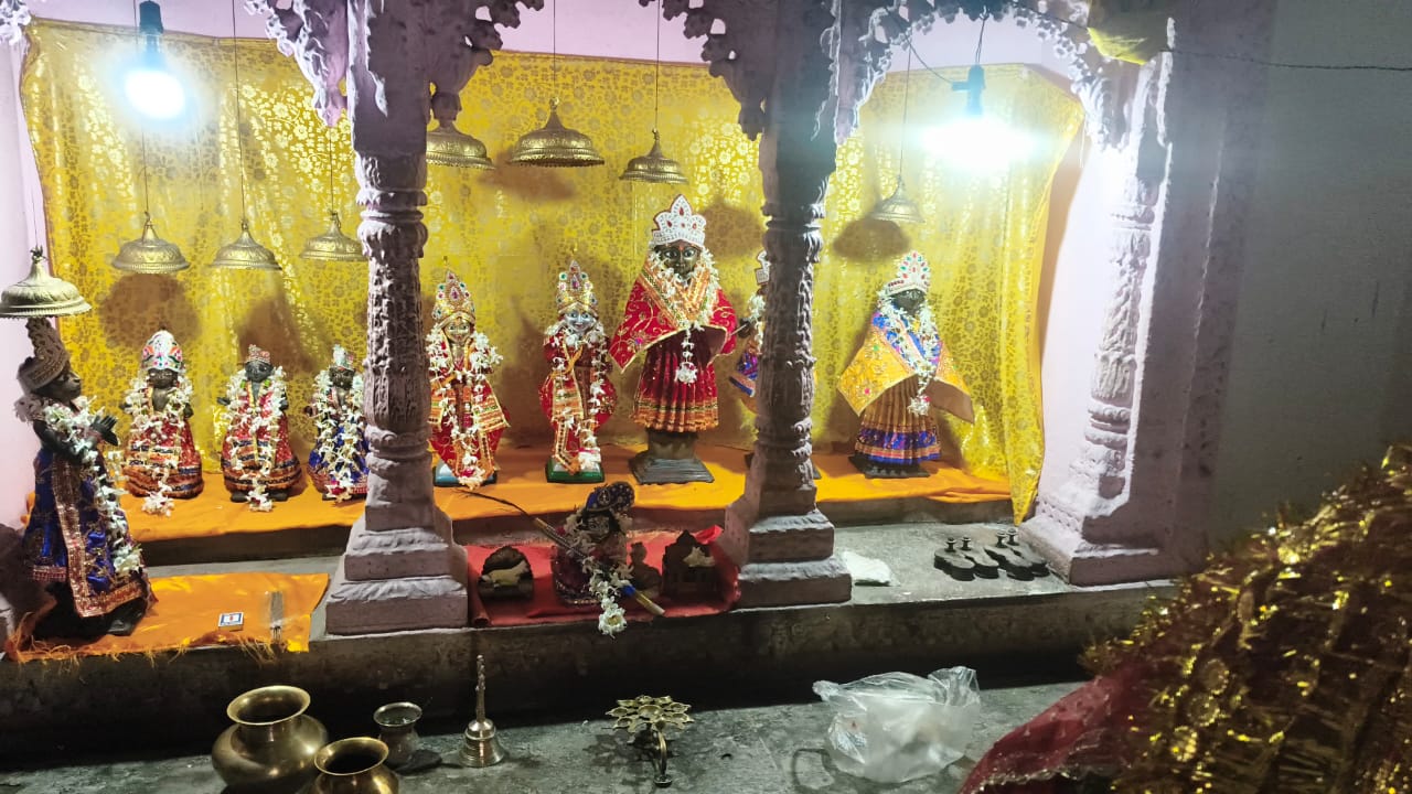 गोंडा : राजा रियासत राजमंदिर परसपुर में श्रद्धा और भक्ति के साथ मनाई गई श्री कृष्ण जन्माष्टमी