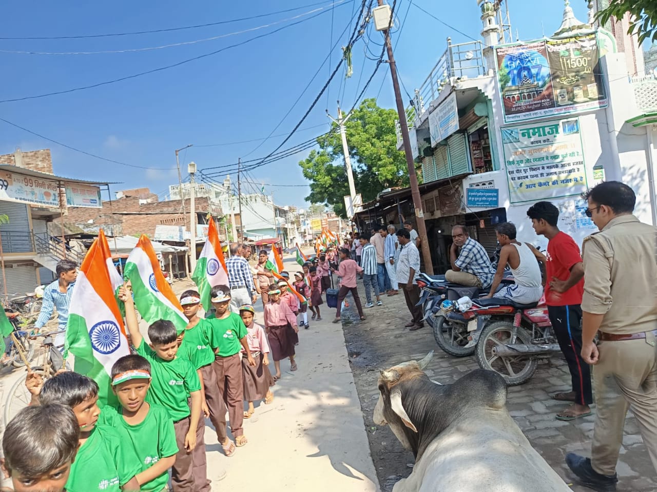 गोंडा के परसपुर में आखिरकार कौन थे वे पुलिसकर्मी जिन्होंने रोकी बच्चों की प्रभात फेरी, बना चर्चा का विषय....... 18.08.2025