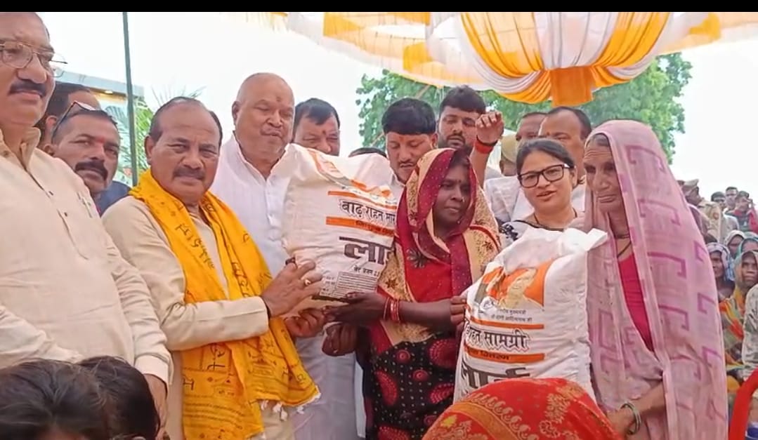 गोंडा : कैबिनेट मंत्री दारा सिंह चौहान ने बाढ़ पीड़ितों को वितरित की राहत सामग्री, 26 प्रकार की जरूरी वस्तुएं दी गईं