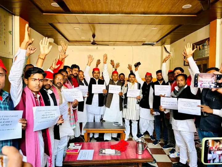 गोंडा : पूर्व प्रधान अर्जुन गोस्वामी के जिला बदर के विरोध में सपा का विरोध प्रदर्शन, प्रशासन को सौंपा ज्ञापन