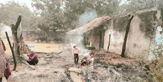 गोंडा : मधईपुर खाण्डेराय में अज्ञात कारणों से छप्पर में लगी आग, ग्रामीणों की सूझबूझ से भैंस की जान बची